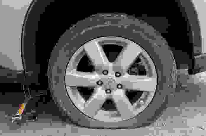 【汽车轮胎慢跑气妙招 汽车轮胎漏气还能开吗】图3