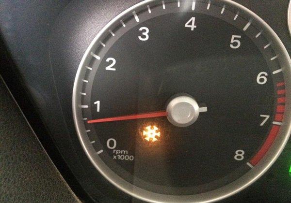 汽车仪表盘出现雪花标志什么意思 三角形里面雪花警示灯
